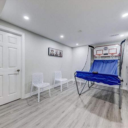 Stunning 7 Bedroom Rougeview Home With 2 Kitchens, 5 Bathrooms, Amazing Backyard & 8-Car Parking Торонто Экстерьер фото