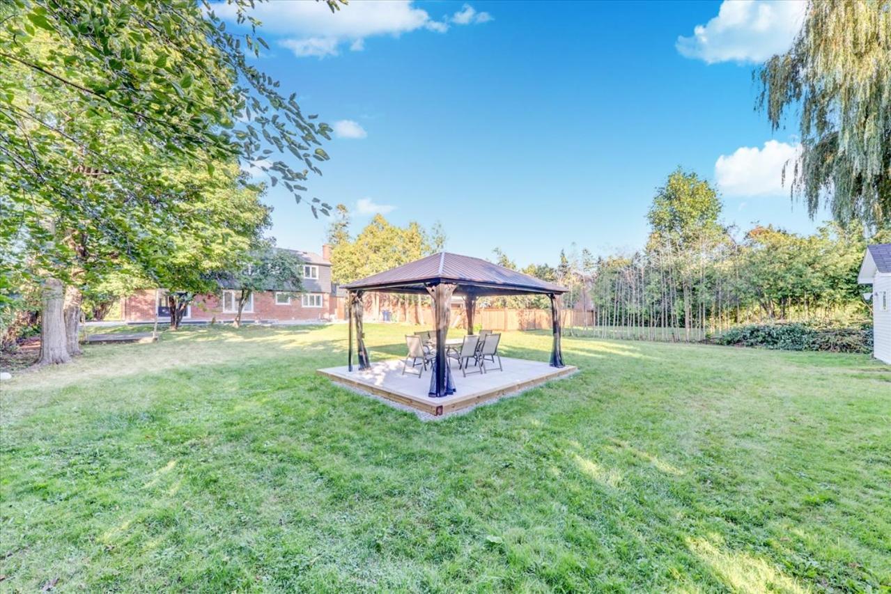 Stunning 7 Bedroom Rougeview Home With 2 Kitchens, 5 Bathrooms, Amazing Backyard & 8-Car Parking Торонто Экстерьер фото