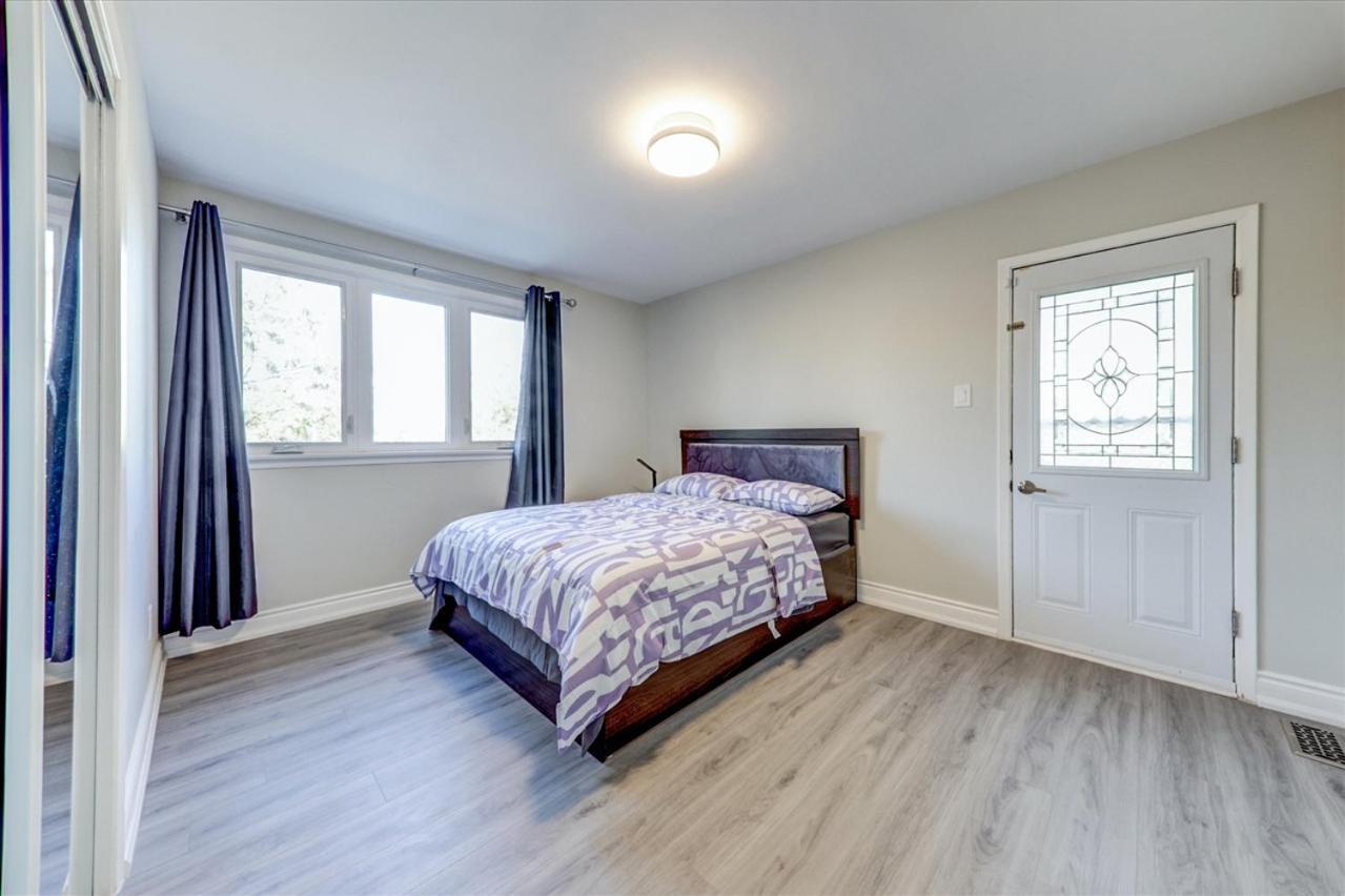 Stunning 7 Bedroom Rougeview Home With 2 Kitchens, 5 Bathrooms, Amazing Backyard & 8-Car Parking Торонто Экстерьер фото