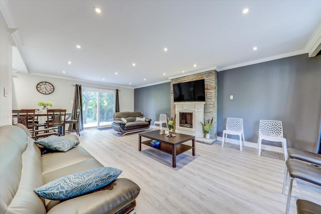 Stunning 7 Bedroom Rougeview Home With 2 Kitchens, 5 Bathrooms, Amazing Backyard & 8-Car Parking Торонто Экстерьер фото