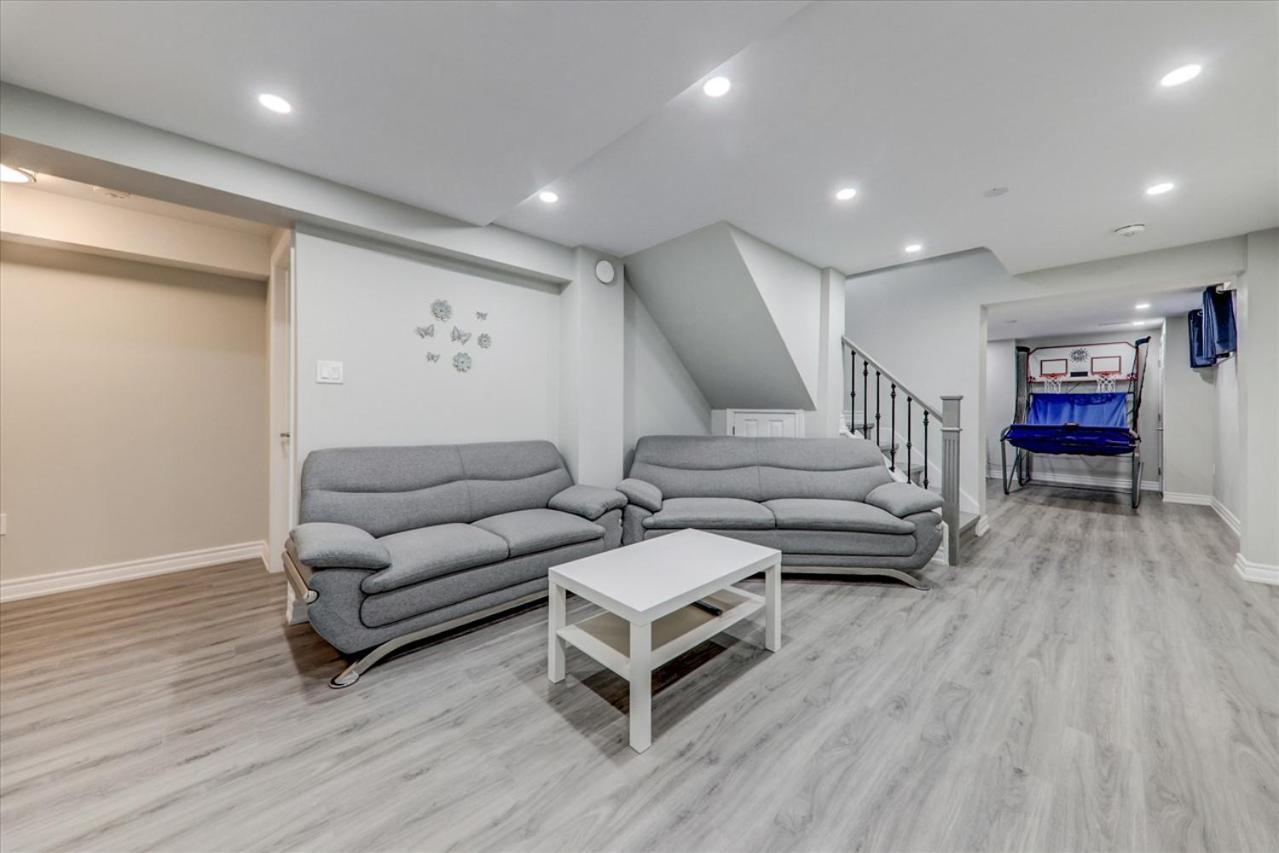 Stunning 7 Bedroom Rougeview Home With 2 Kitchens, 5 Bathrooms, Amazing Backyard & 8-Car Parking Торонто Экстерьер фото