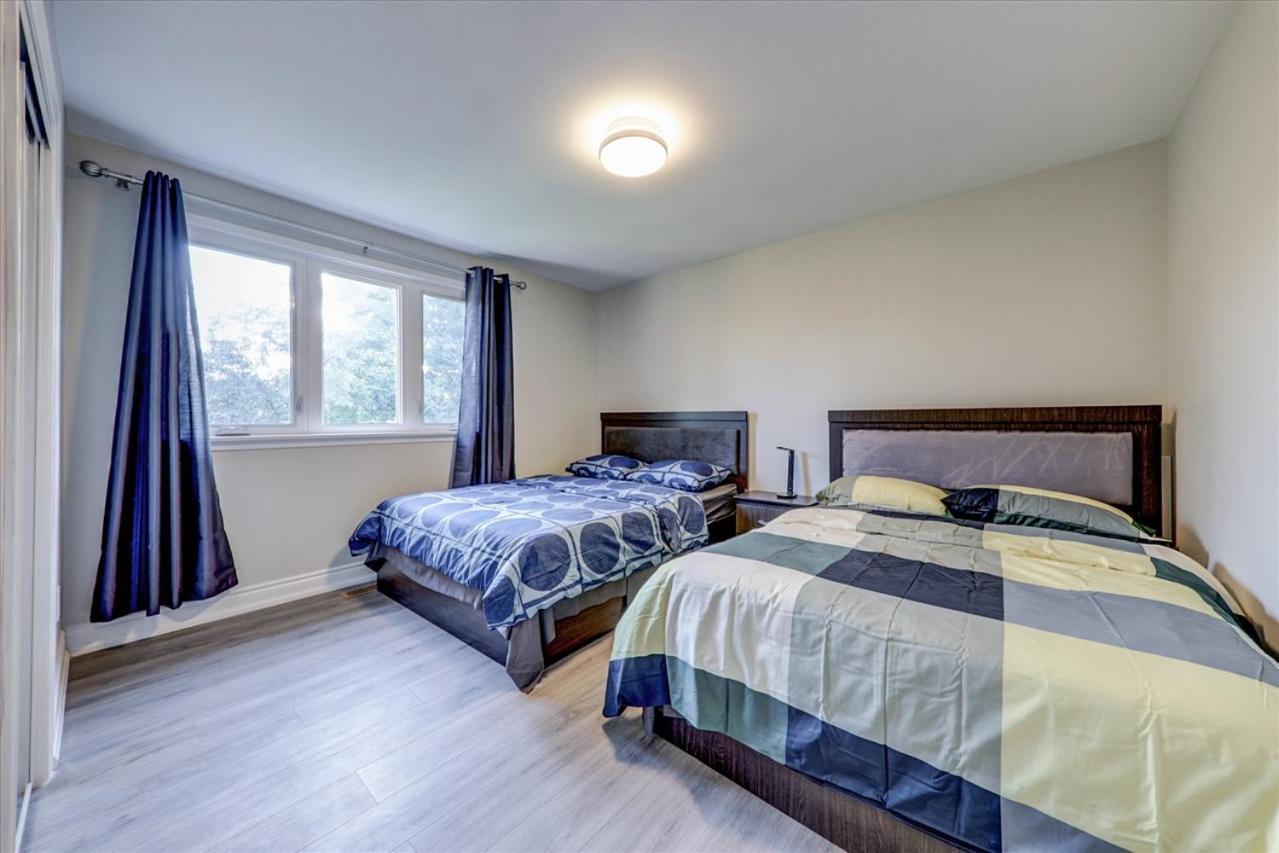 Stunning 7 Bedroom Rougeview Home With 2 Kitchens, 5 Bathrooms, Amazing Backyard & 8-Car Parking Торонто Экстерьер фото