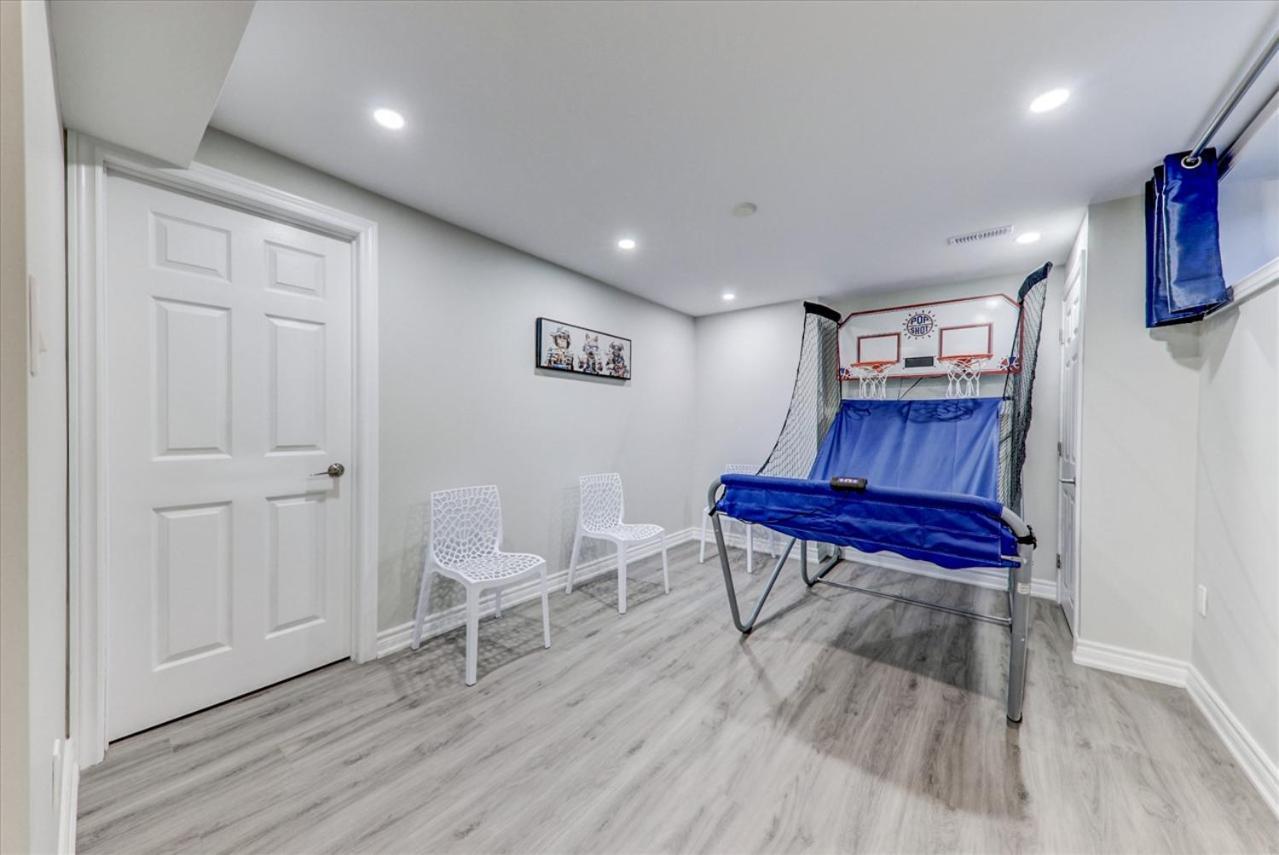 Stunning 7 Bedroom Rougeview Home With 2 Kitchens, 5 Bathrooms, Amazing Backyard & 8-Car Parking Торонто Экстерьер фото