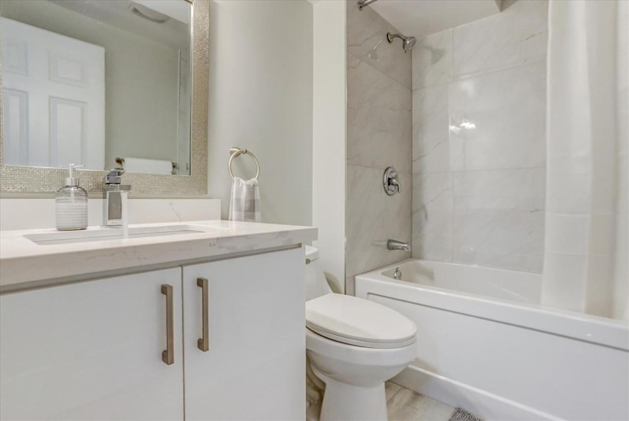 Stunning 7 Bedroom Rougeview Home With 2 Kitchens, 5 Bathrooms, Amazing Backyard & 8-Car Parking Торонто Экстерьер фото