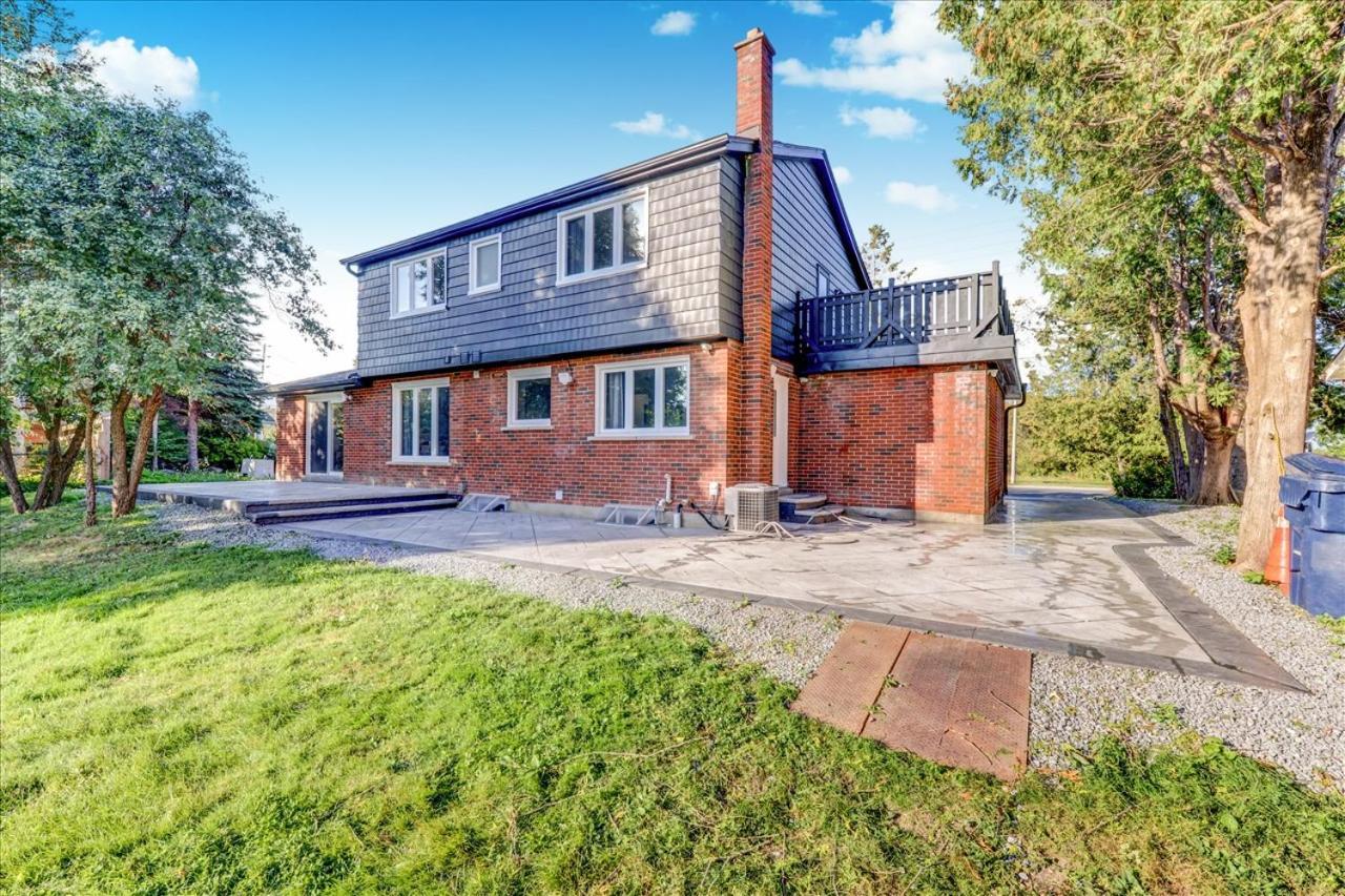 Stunning 7 Bedroom Rougeview Home With 2 Kitchens, 5 Bathrooms, Amazing Backyard & 8-Car Parking Торонто Экстерьер фото