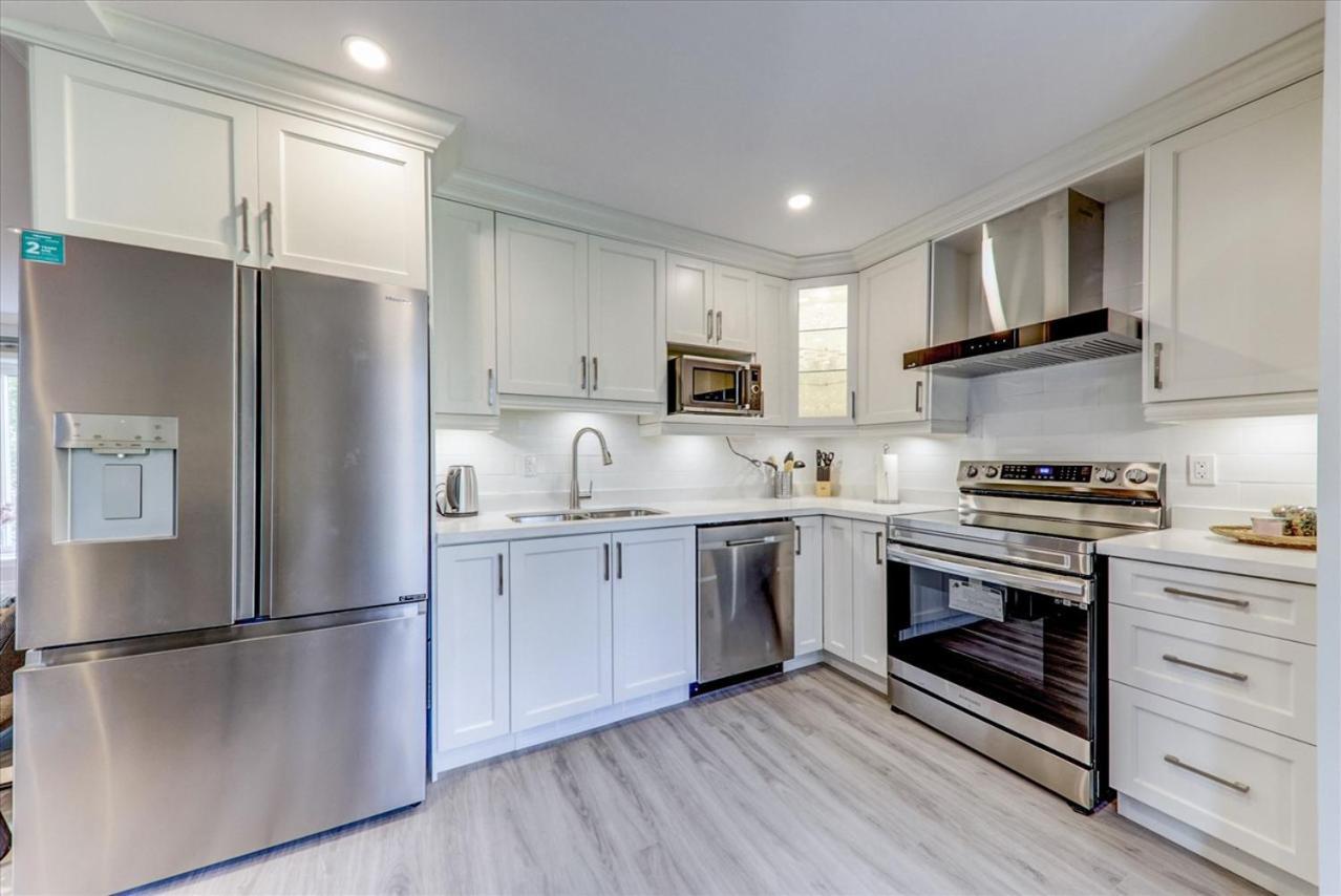 Stunning 7 Bedroom Rougeview Home With 2 Kitchens, 5 Bathrooms, Amazing Backyard & 8-Car Parking Торонто Экстерьер фото