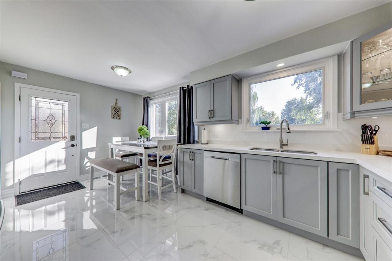 Stunning 7 Bedroom Rougeview Home With 2 Kitchens, 5 Bathrooms, Amazing Backyard & 8-Car Parking Торонто Экстерьер фото
