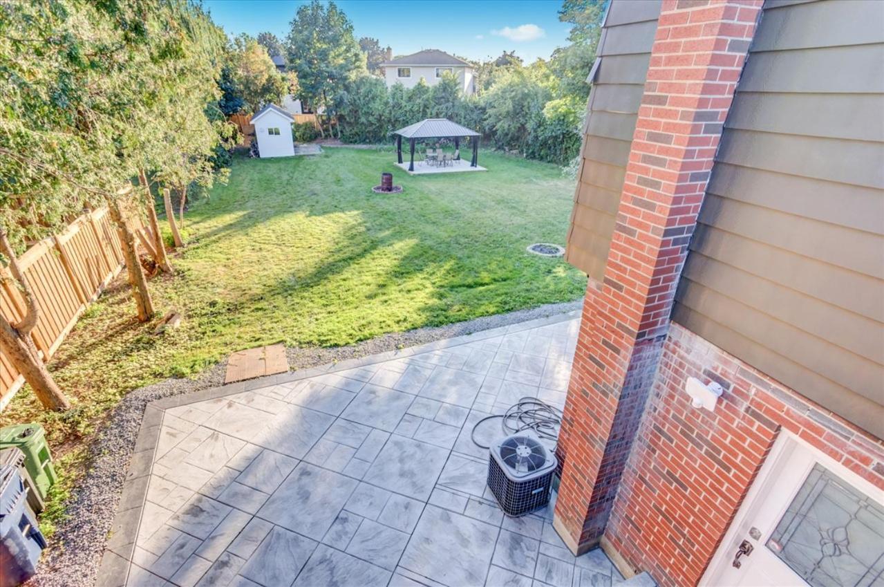 Stunning 7 Bedroom Rougeview Home With 2 Kitchens, 5 Bathrooms, Amazing Backyard & 8-Car Parking Торонто Экстерьер фото