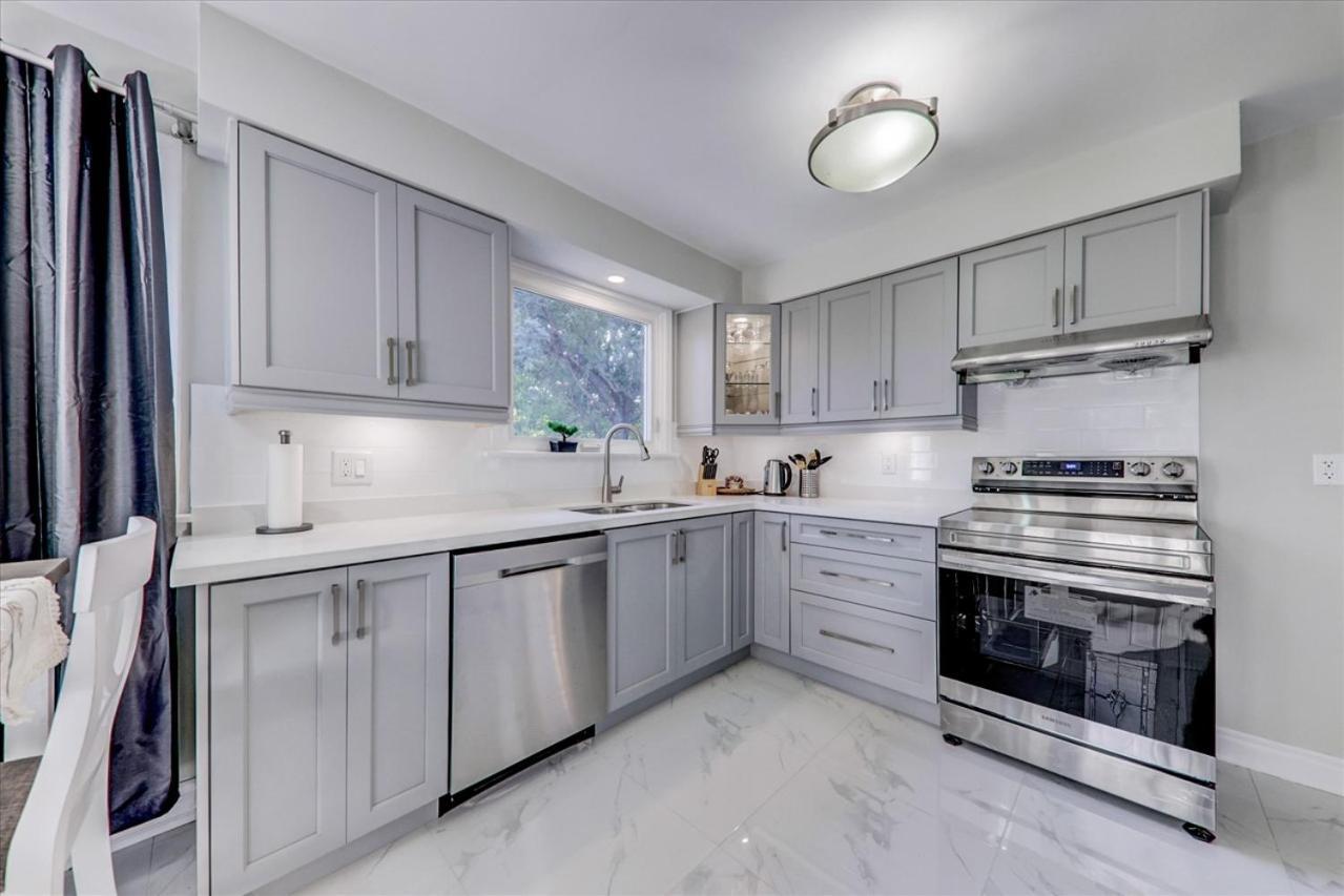 Stunning 7 Bedroom Rougeview Home With 2 Kitchens, 5 Bathrooms, Amazing Backyard & 8-Car Parking Торонто Экстерьер фото