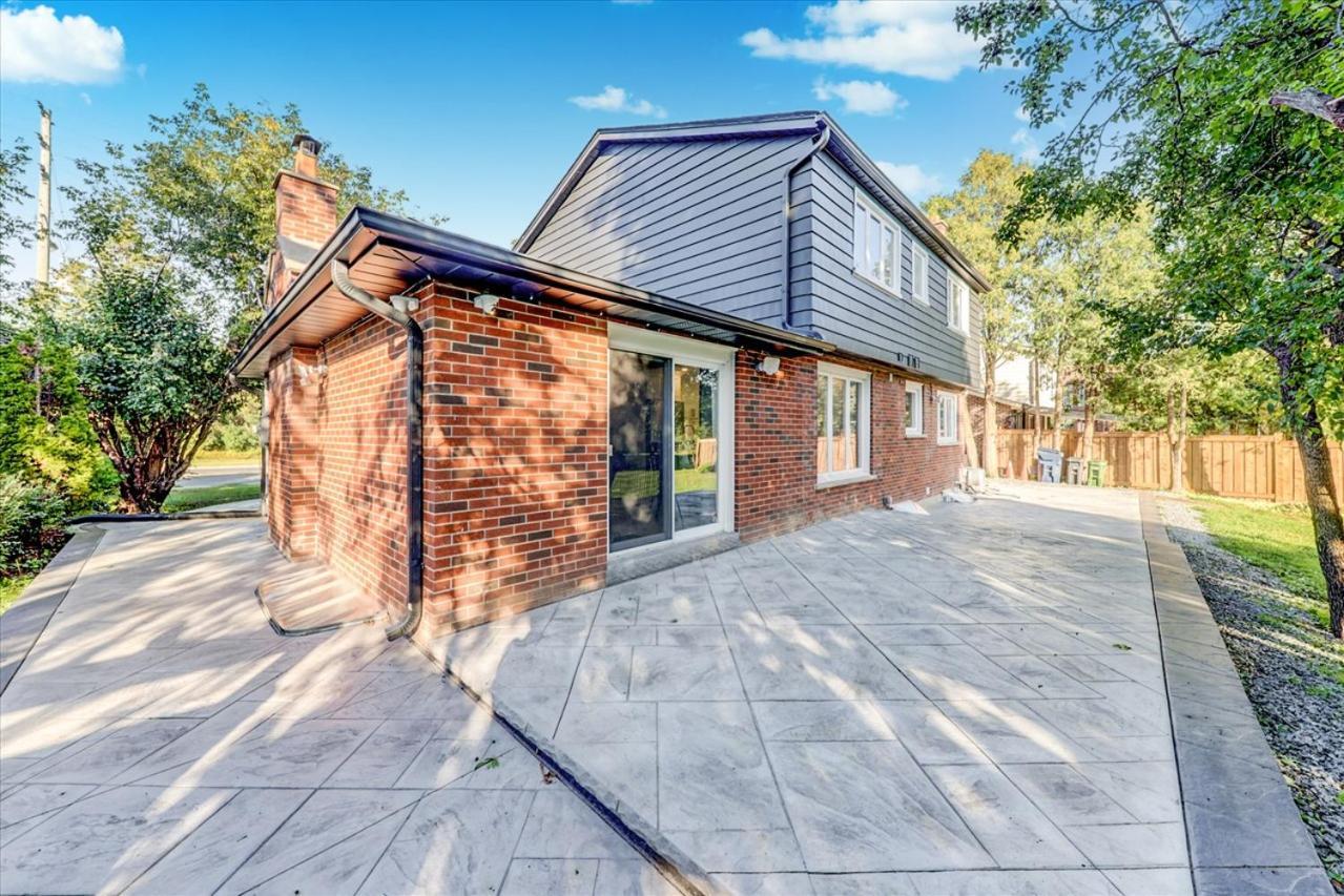 Stunning 7 Bedroom Rougeview Home With 2 Kitchens, 5 Bathrooms, Amazing Backyard & 8-Car Parking Торонто Экстерьер фото
