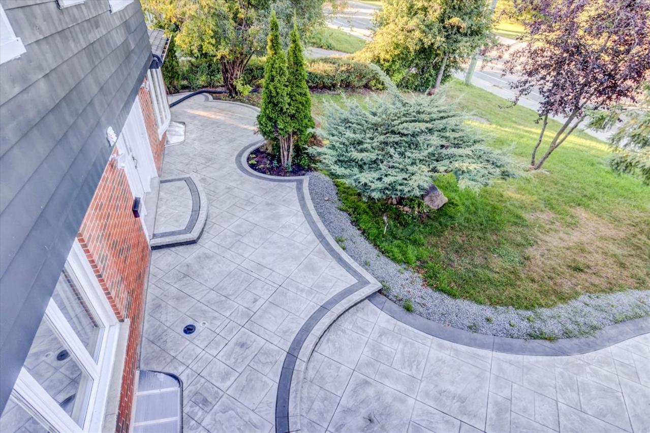 Stunning 7 Bedroom Rougeview Home With 2 Kitchens, 5 Bathrooms, Amazing Backyard & 8-Car Parking Торонто Экстерьер фото