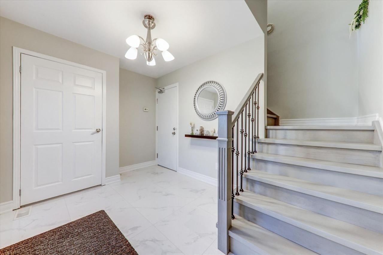 Stunning 7 Bedroom Rougeview Home With 2 Kitchens, 5 Bathrooms, Amazing Backyard & 8-Car Parking Торонто Экстерьер фото