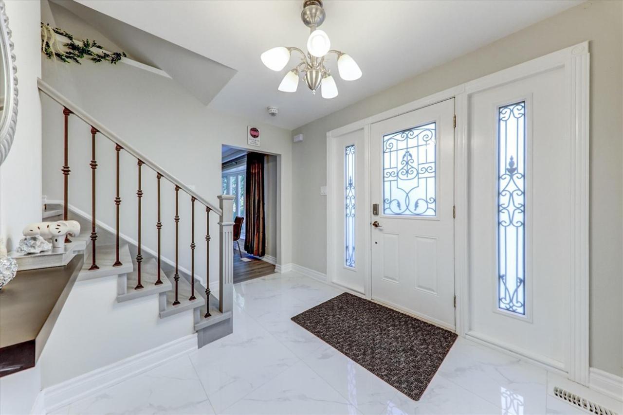 Stunning 7 Bedroom Rougeview Home With 2 Kitchens, 5 Bathrooms, Amazing Backyard & 8-Car Parking Торонто Экстерьер фото