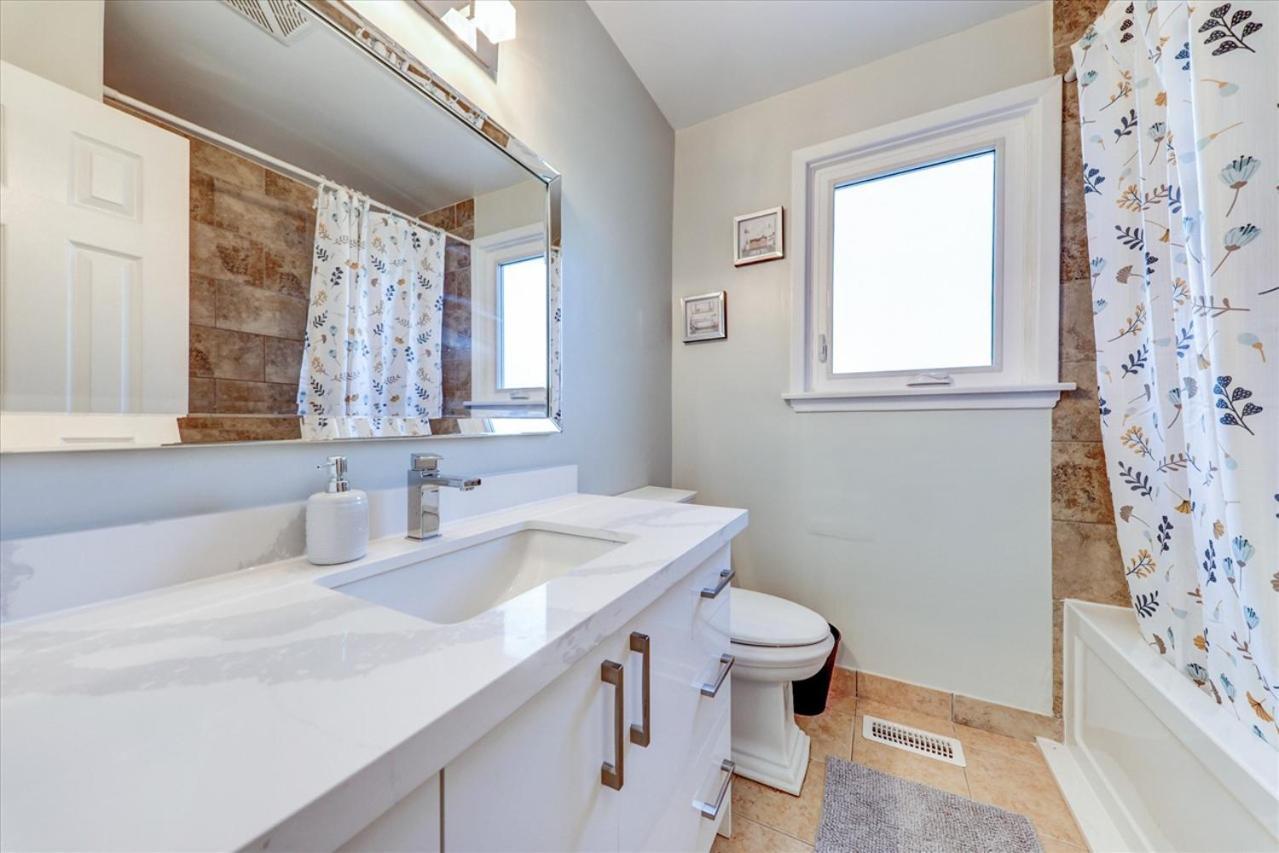 Stunning 7 Bedroom Rougeview Home With 2 Kitchens, 5 Bathrooms, Amazing Backyard & 8-Car Parking Торонто Экстерьер фото